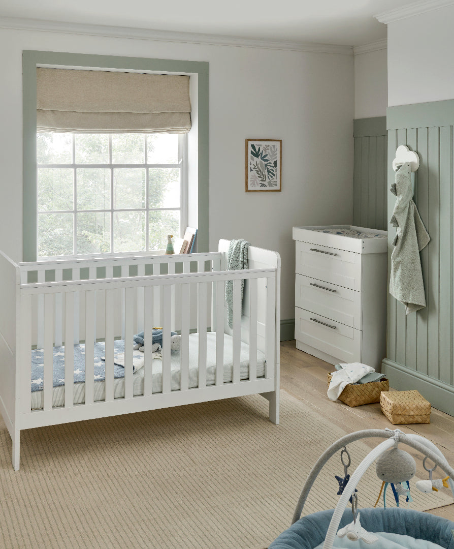 Mamas & Papas Hampden 5 Piece Set with Cotbed, Dresser Changer, Mattress, Fitted Sheets & Mattress Protector - White (Presale for May)