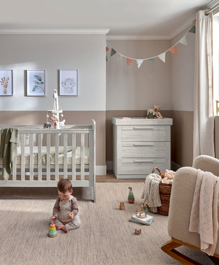 Mamas & Papas Atlas 5 Piece Set with Cotbed, Dresser Changer, Mattress, Fitted Sheets & Mattress Protector - White Wash