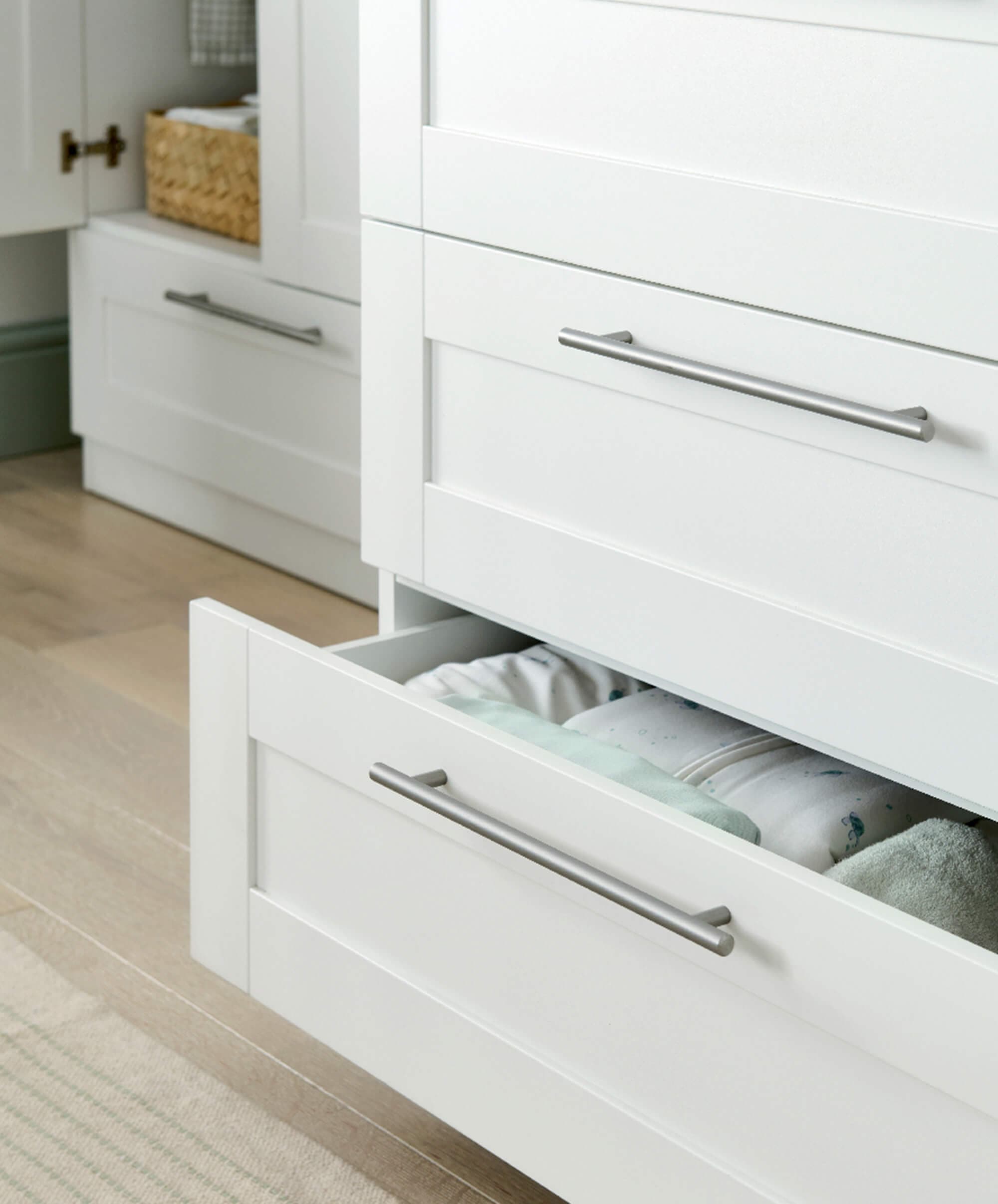 Mamas & Papas Hampden 5 Piece Set with Cotbed, Dresser Changer, Mattress, Fitted Sheets & Mattress Protector - White (Presale for July)