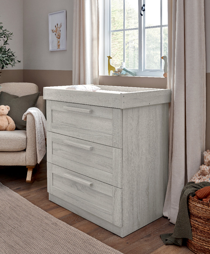 Mamas & Papas Atlas 5 Piece Set with Cotbed, Dresser Changer, Mattress, Fitted Sheets & Mattress Protector - White Wash