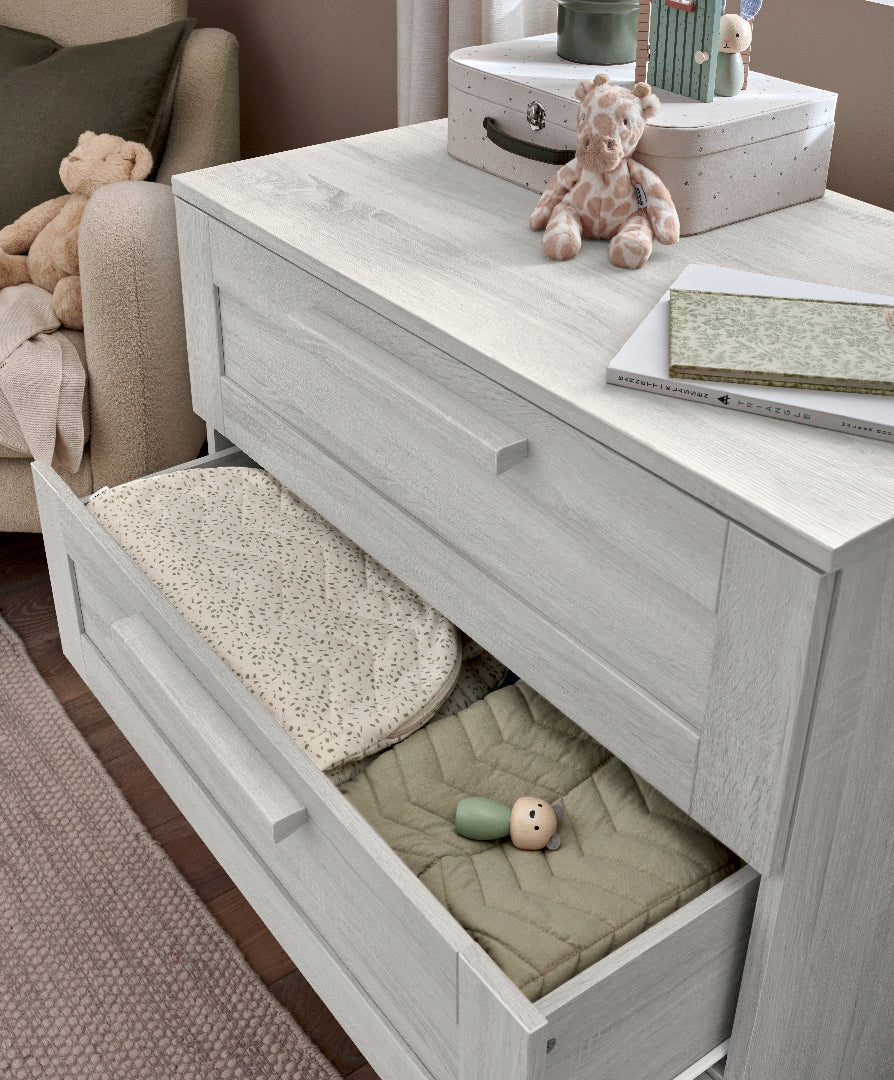 Mamas & Papas Atlas 5 Piece Set with Cotbed, Dresser Changer, Mattress, Fitted Sheets & Mattress Protector - White Wash
